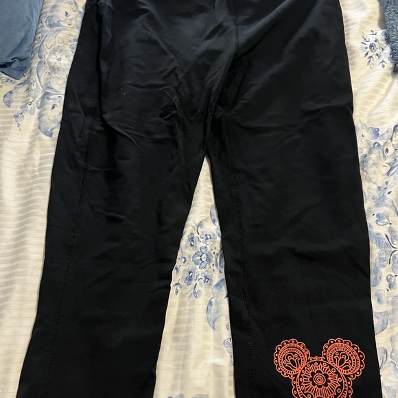 Mickey Mouse top and cropped leggings outfit - Picture 8 of 8